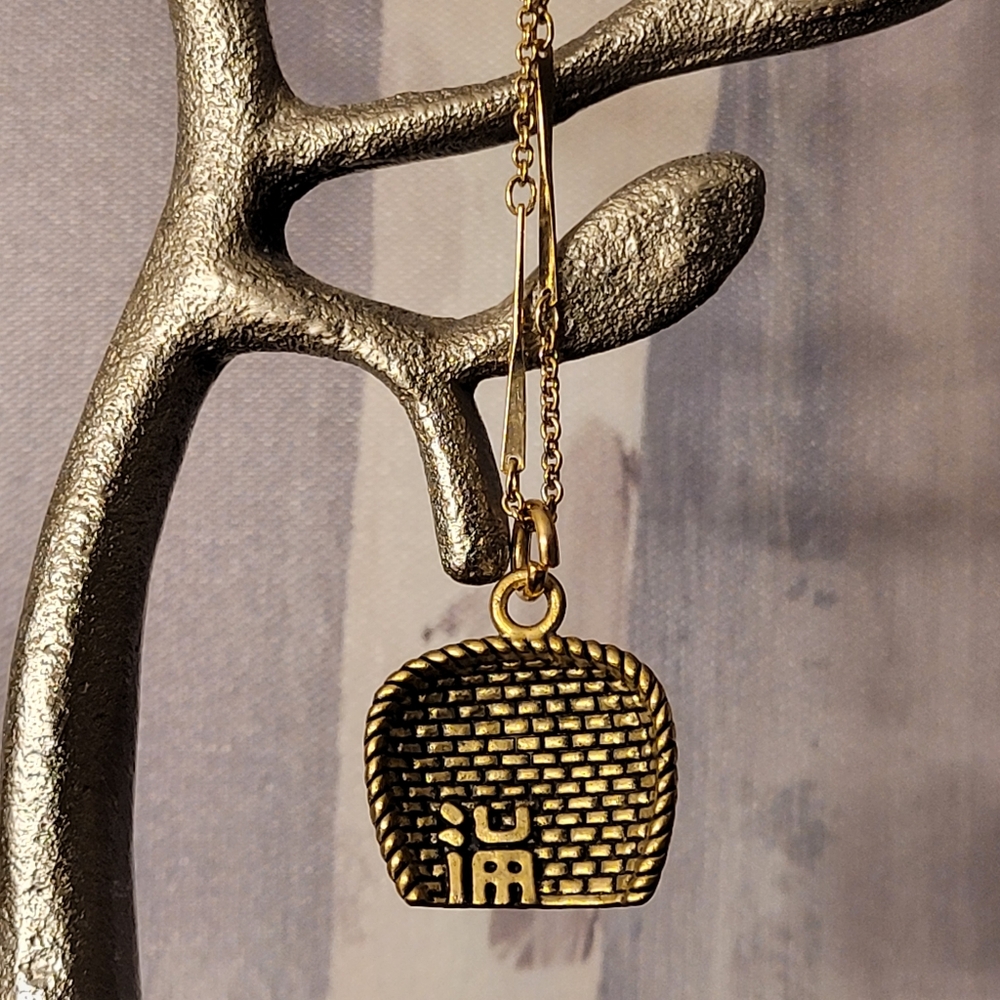 AVON Woven Dustpan Pendant Gold-tone Necklace - Picture 2 of 12